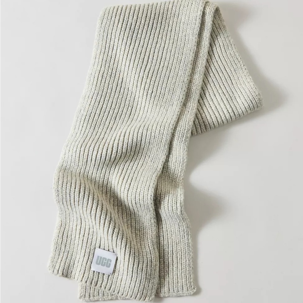 NWT UGG Chunky Ribbed Scarf - Light Grey